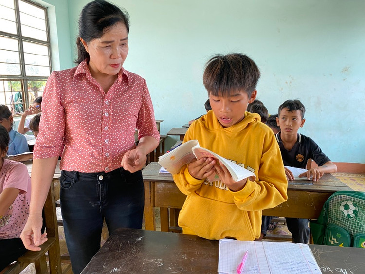 Cậu bé 10 tuổi cứu 2 học sinh lớp 12 bị nước cuốn. Ảnh báo Gia Lai