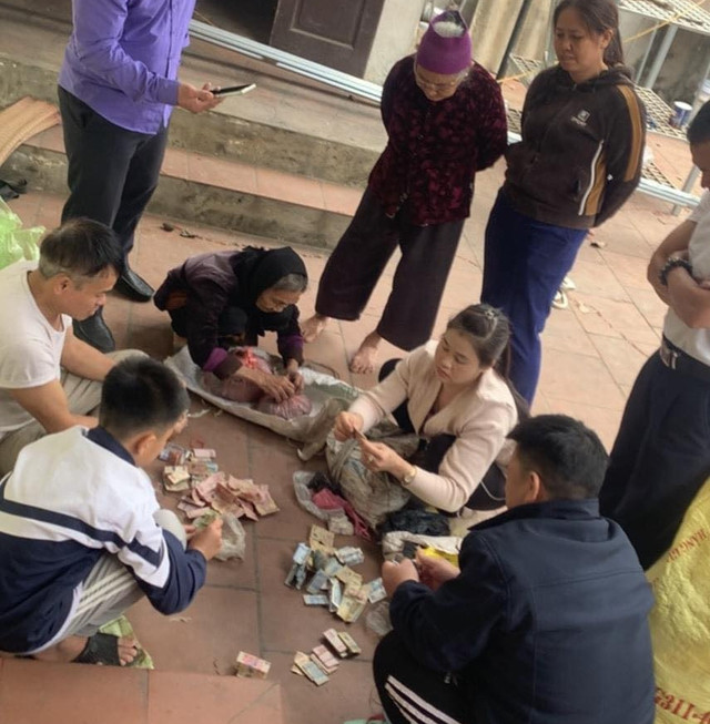 Con cháu quây quần cùng cụ Khanh đếm tiền cụ bỏ quên. Ảnh Vietnamnet.