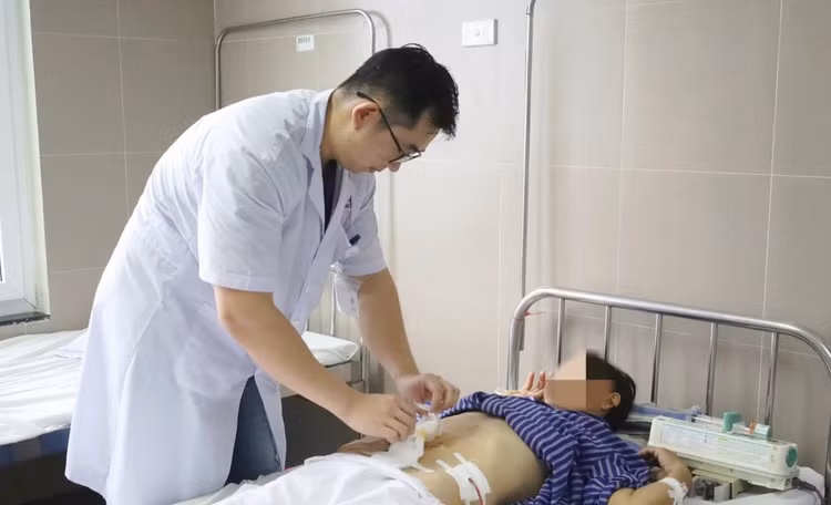 Bác sĩ khoa Ngoại Tiêu hoá khám bệnh nhân sau phẫu thuật. Ảnh BVCC