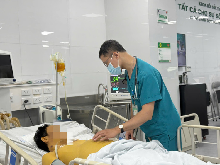 Bệnh nhân được điều trị tại Khoa Hồi sức tích cực. Ảnh BVCC