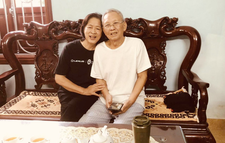 Vợ chồng ông Nam xúc động chia sẻ lại về đại nạn của ông. Ảnh Vietnamnet