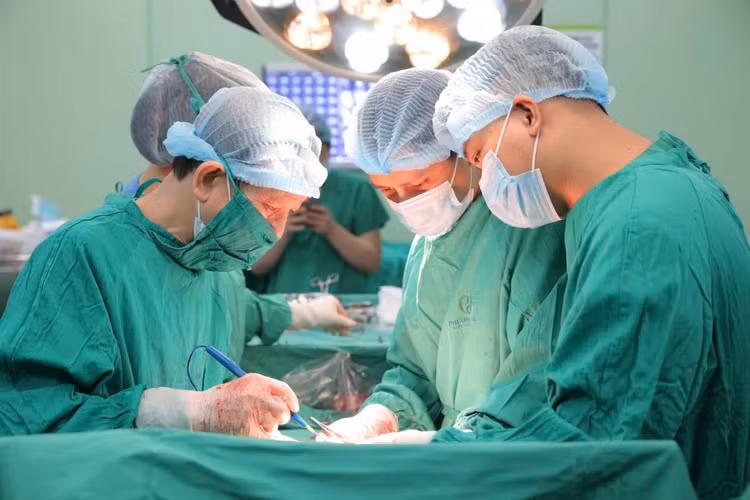 Các bác sĩ phẫu thuật cho bệnh nhân. Ảnh: BVCC