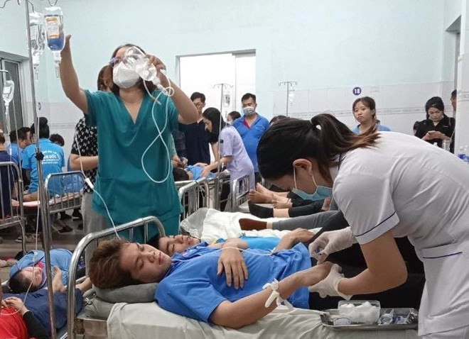 Các công nhân cấp cứu tại Trung tâm y tế huyện Trảng Bom. Ảnh thuonghieuvaphapluat