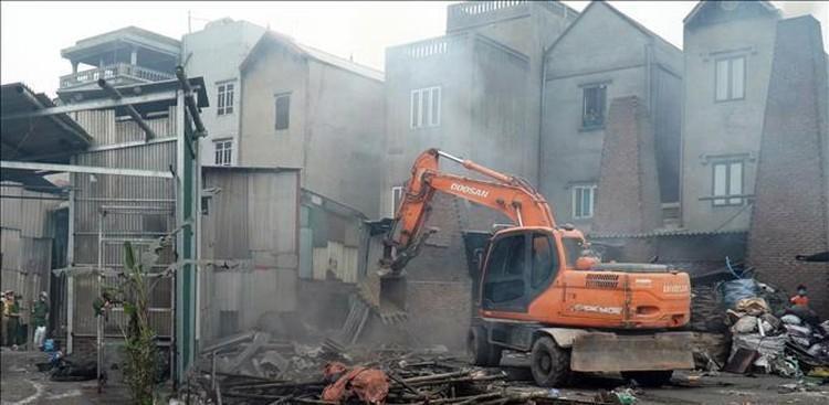 Lực lượng chức năng thực hiện cưỡng chế đối với các công trình vi phạm tại xã Văn Môn (Ảnh: Internet)