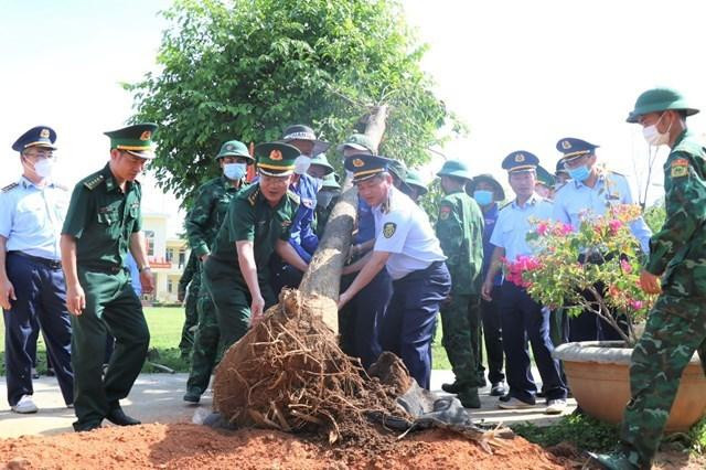Cục QLTT tỉnh Đắk Lắk phối hợp với Bộ đội Biên phòng tỉnh trồng 1.000 cây xanh tại 2 huyện biên giới Ea Súp và Buôn Đôn.