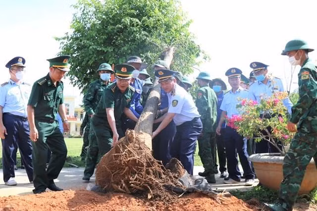 Cục QLTT tỉnh Đắk Lắk phối hợp với Bộ đội Biên phòng tỉnh trồng 1.000 cây xanh tại 2 huyện biên giới Ea Súp và Buôn Đôn.