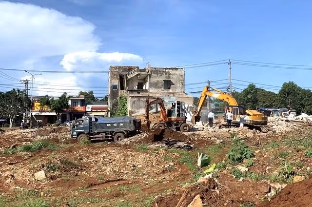 Công tác giải phóng mặt bằng chậm là một trong những nguyên nhân khiến việc giải ngân vốn đầu tư đạt thấp.