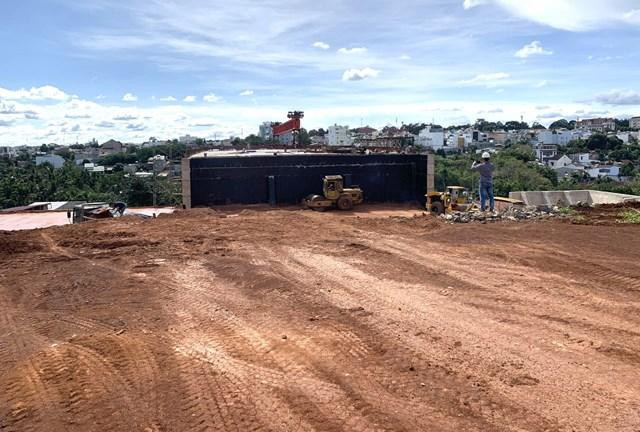 Tình trạng thiếu đất đắp cho công trình cũng là nguyên nhân khiến việc giải ngân vốn đầu tư công đạt thấp.