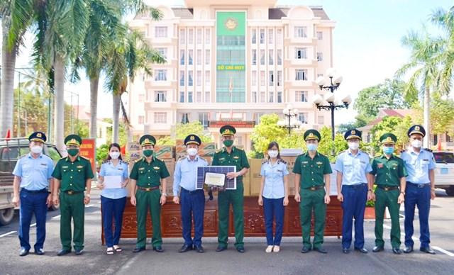 Cục QLTT tỉnh Đắk Lắk trao tặng vật tư, nhu yếu phẩm cho cán bộ, chiến sĩ Bộ đội Biên phòng tỉnh.