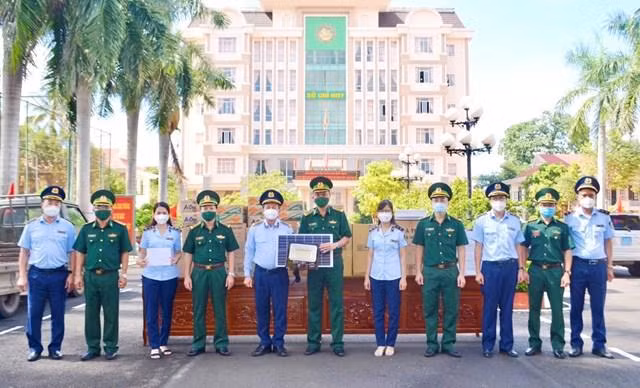Cục QLTT tỉnh Đắk Lắk trao tặng vật tư, nhu yếu phẩm cho cán bộ, chiến sĩ Bộ đội Biên phòng tỉnh.