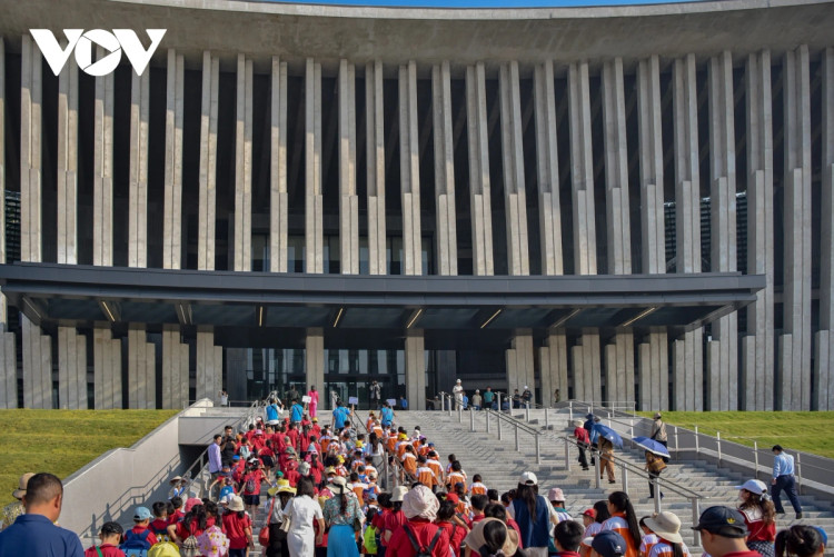 Nhon nhip du khach tham quan Bao tang Lich su Quan su Viet Nam-Hinh-20