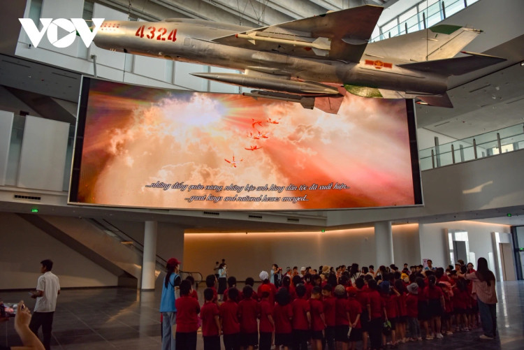 Nhon nhip du khach tham quan Bao tang Lich su Quan su Viet Nam-Hinh-7