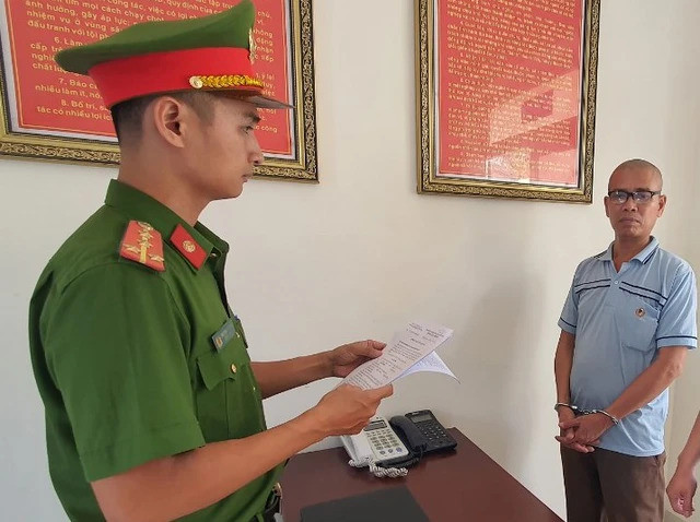 Cơ quan công an đọc lệnh bắt tạm giam ông Đỗ Đăng Thu để điều tra về hành vi giết người.