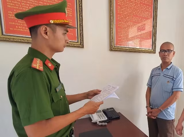 Cơ quan công an đọc lệnh bắt tạm giam ông Đỗ Đăng Thu để điều tra về hành vi giết người.