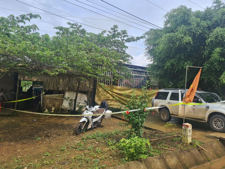 Lực lượng chức năng phong tỏa hiện trường vụ án mạng.