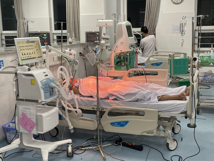 Thời điểm bệnh nhân hôn mê và được bác sĩ áp dụng kỹ thuật lọc máu. Ảnh BVCC