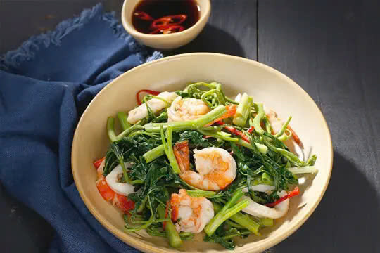 Các bộ phận của rau nhút thường được sử dụng để nấu ăn là ngọn, thân và lá, các bộ phận này đều chứa hàm lượng chất dinh dưỡng cao và chứa ít calo. Ngoài ra rau nhút là loại thực phẩm giàu protein, ít chất béo và hàm lượng khoáng chất trong rau nhút cao và đa dạng. Ảnh Internet