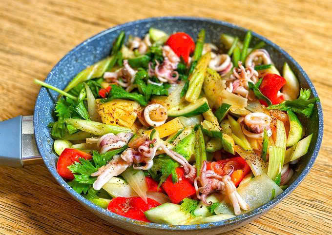 Giảm cholesterol máu: Các capsaicin trong ớt chuông có nhiều lợi ích sức khỏe. Nghiên cứu cho thấy rằng nó làm giảm cholesterol LDL &quot;xấu&quot;, kiểm soát bệnh đái tháo đường, giảm đau và giúp giảm bớt tình trạng viêm. Ớt chuông cung cấp 3 g chất xơ mỗi cốc, có thể giúp điều chỉnh tiêu hóa và nồng độ cholesterol. Ảnh minh họa