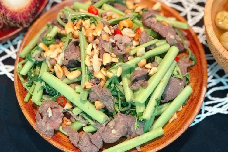 Chữa mất ngủ: Nhờ chứa hàm lượng lớn vitamin B12, rau nhút được các chuyên gia khuyên dùng cho người mất ngủ. Lượng vitamin B12 trong rau nhút khi được nạp vào cơ thể sẽ làm sản sinh ra chất melatonin, đây là chất giúp thư giãn não bộ giúp bạn ngủ ngon và sâu giấc hơn. Ảnh Internet