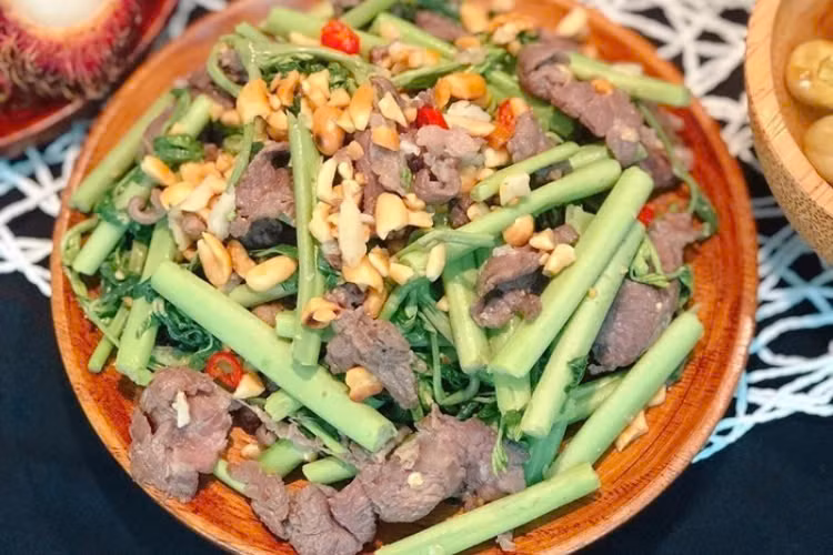 Chữa mất ngủ: Nhờ chứa hàm lượng lớn vitamin B12, rau nhút được các chuyên gia khuyên dùng cho người mất ngủ. Lượng vitamin B12 trong rau nhút khi được nạp vào cơ thể sẽ làm sản sinh ra chất melatonin, đây là chất giúp thư giãn não bộ giúp bạn ngủ ngon và sâu giấc hơn. Ảnh Internet