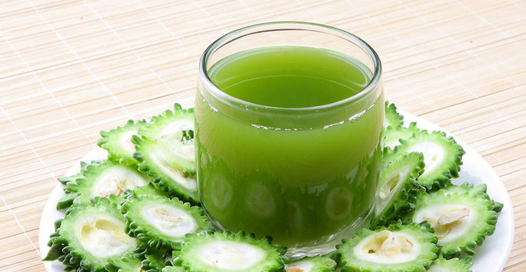 Nước mướp đắng: Mướp đắng có tính hàn, giúp giải độc gan mạnh mẽ, đặc biệt sau khi uống rượu bia. Ngoài ra còn có tác dụng ngăn ngừa bệnh tật, nhất là đái tháo đường. Mướp đắng sau khi cắt đôi theo chiều dọc, bỏ phần hạt rồi có thể ép lấy nước uống, kết hợp thêm chút muối để tăng vị giác. Nếu sợ đắng bạn có thể sử dụng lạnh, lúc này vị đắng của khổ qua sẽ được giảm bớt. Ảnh minh họa