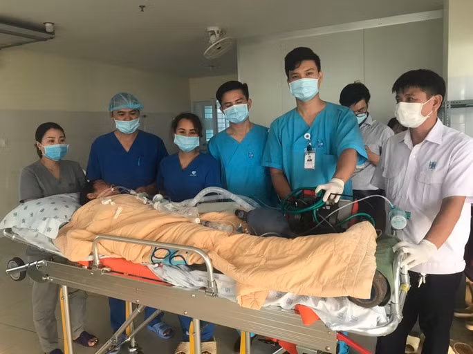 Cô gái bị cây đè chuẩn bị được chuyển xuống Bệnh viện Đại học Y dược TP HCM để tiếp tục điều trị.