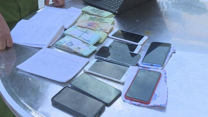 Một số tang vật các đối tượng sử dụng trong vụ đánh bạc hơn 1.000 tỉ đồng.