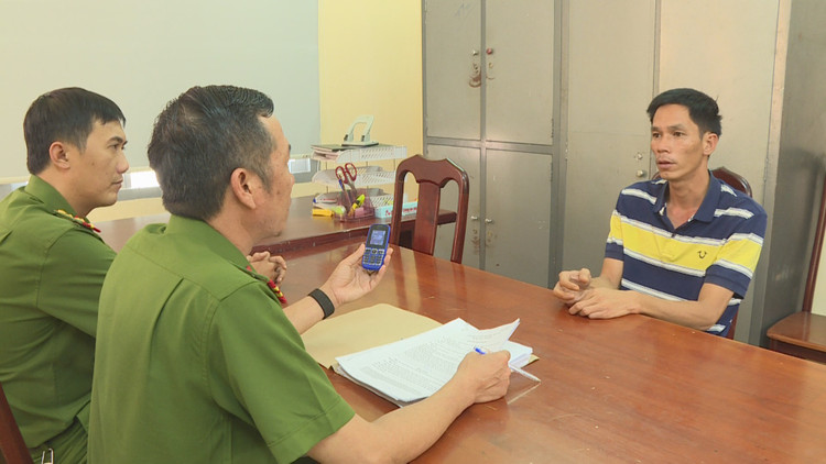 Đối tượng Lê Minh Hùng tại cơ quan Công an.