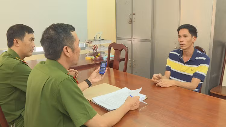 Đối tượng Lê Minh Hùng tại cơ quan Công an.