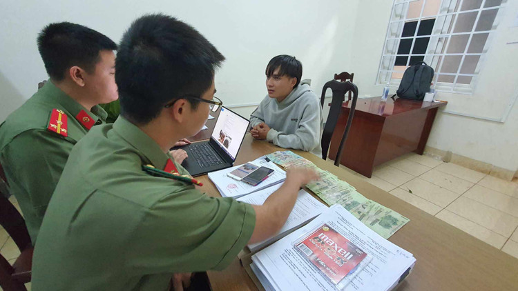 Đối tượng Trần Quốc Vũ tại cơ quan công an.