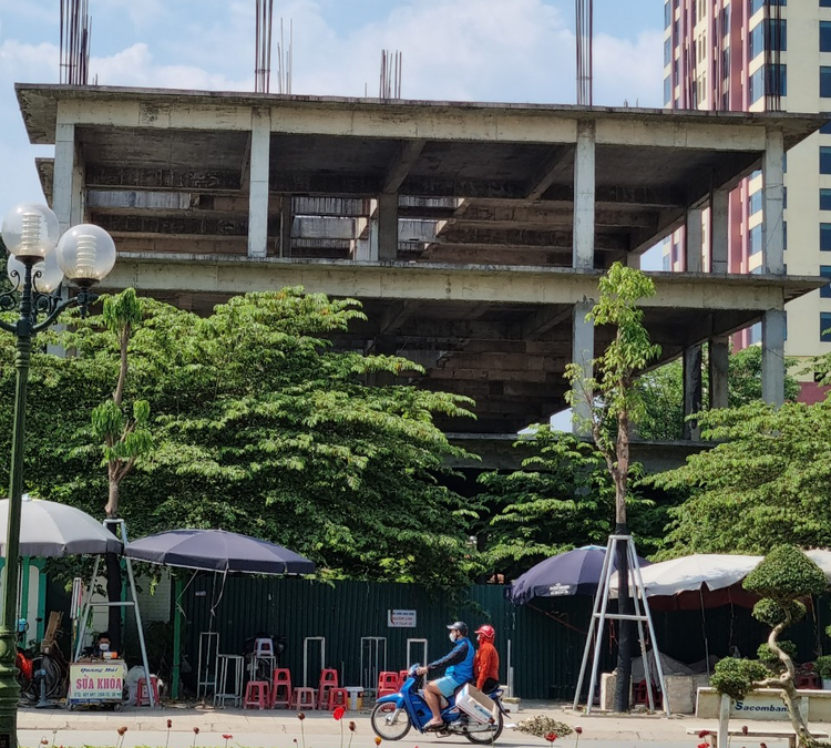 Có quyết định thu hồi từ tháng 12/2013, đến nay 2 dự án có tổng vốn đầu tư gần 900 tỷ đồng của Công ty CP Trung Tín vẫn dang dở, quây kín rào tôn, cỏ dại mọc kín mặt bằng dự án.