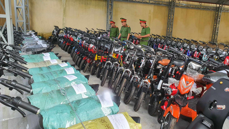 Cơ quan công an huyện Cư M'gar tạm giữ 110 xe điện để xử lý theo quy định. Cơ quan công an huyện Cư M'gar tạm giữ 110 xe điện để xử lý theo quy định.