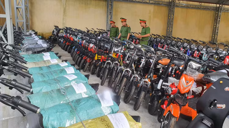 Cơ quan công an huyện Cư M'gar tạm giữ 110 xe điện để xử lý theo quy định.