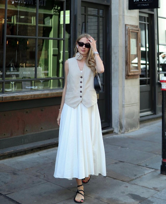 Chân váy xếp ly dáng dài vừa giúp che khuyết điểm đặc biệt cho cô nàng cao gầy vừa giúp bạn trang trọng lịch thiệp và dễ kết hợp với nhiều mẫu. Có thể dùng chân váy xếp ly với gile, áo len, áo khoác,...