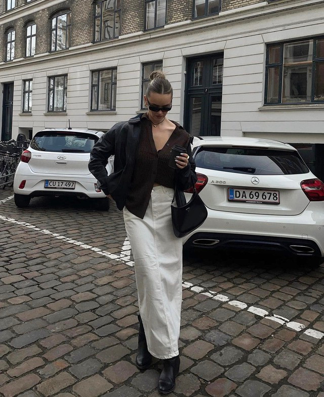 Có thể phối thêm áo bomber hoặc áo khoác ngắn với chân váy dài cũng rất ấm và sành điệu, trang trọng. Những chiếc chân váy dài màu trắng cũng mang lại một sự trẻ trung nhất định. Có thể đi với giày cao cổ trông rất sành điệu.