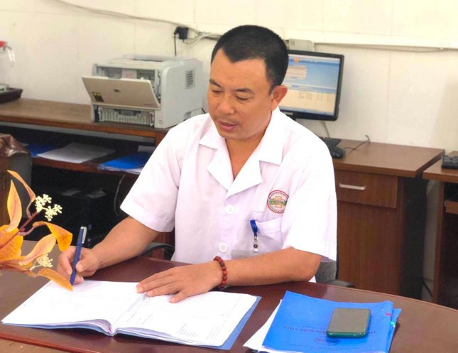 Bác sĩ Phan Nhân Hậu đã đuổi theo xe máy của người lạ và hỗ trợ cấp cứu thành công cho một cháu bé bị đuối nước đã ngừng tim, ngừng thở. Ảnh Tiền Phong