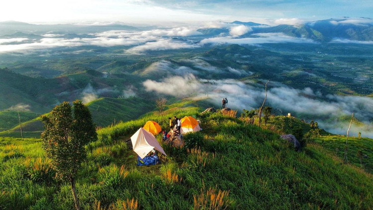 Cắm trại trên đỉnh núi Chư Hreng là trải nghiệm không nên bỏ lỡ khi đến Kon Tum. Nguồn ảnh: Phạm Thành Công.