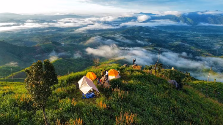 Cắm trại trên đỉnh núi Chư Hreng là trải nghiệm không nên bỏ lỡ khi đến Kon Tum. Nguồn ảnh: Phạm Thành Công.