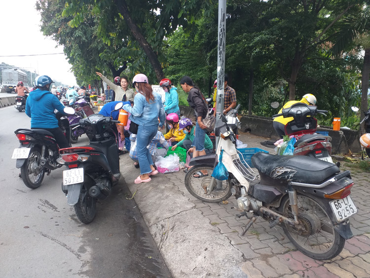 Khu chợ nhảy đã tồn tại từ rất nhiều năm nay, và cần sớm được dẹp bỏ để trả lại đoạn QL1A được thông thoáng, an toàn