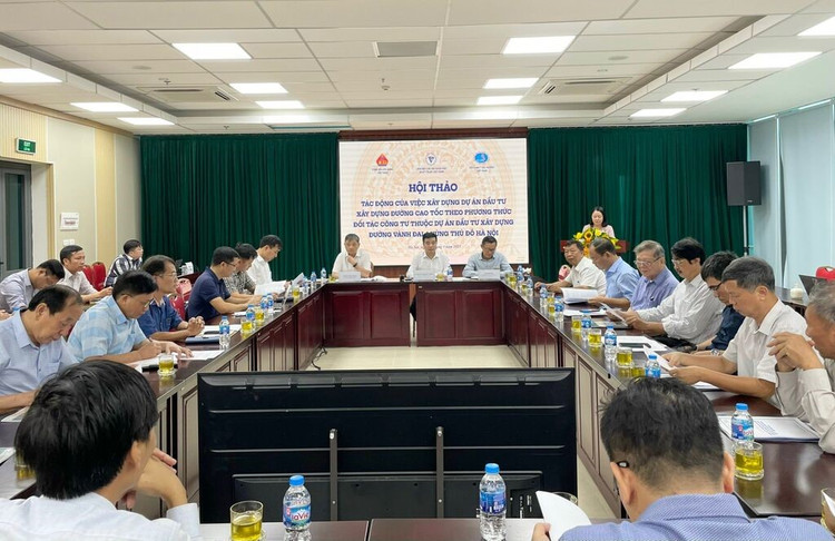 Tổng Thư ký Liên hiệp Hội Việt Nam Nguyễn Quyết Chiến, Chủ tịch Tổng hội Xây dựng Việt Nam Đặng Việt Dũng, Phó Chủ tịch hội KHKT Cầu đường Việt Nam Hoàng Hà, đồng chủ trì hội thảo