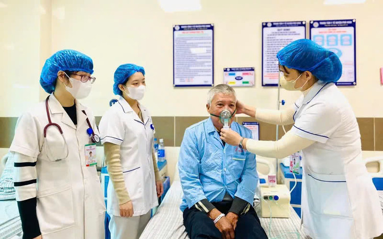 Điều trị bệnh nhân mắc bệnh phổi tắc nghẽn mạn tính. Ảnh: BVCC