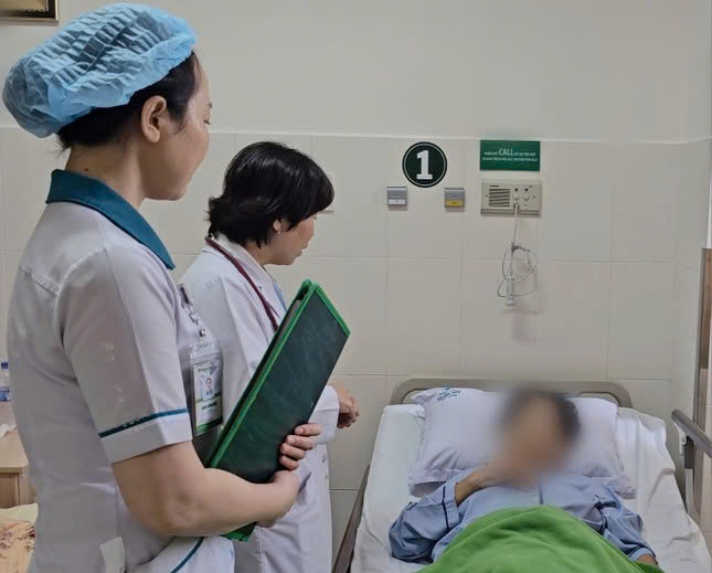 Bác sĩ kiểm tra tình hình sức khỏe cho bệnh nhân. Ảnh Báo Tiền Phong