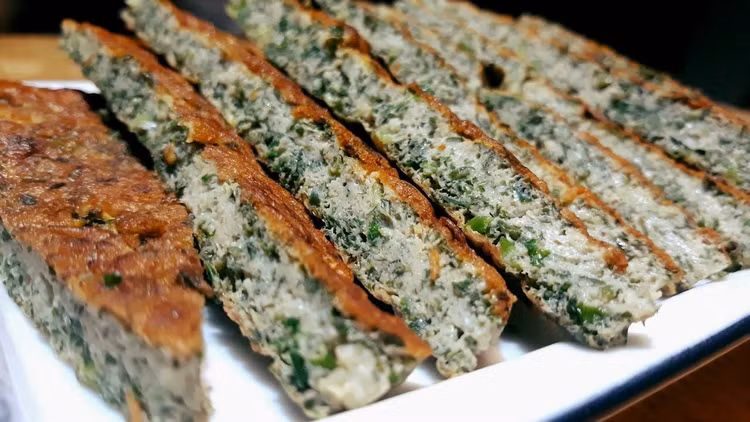 Lá lốt là một lựa chọn tuyệt vời khi kết hợp cùng trứng. Lá có hương vị đặc trưng, hơi cay nhẹ và thơm dịu, khi rán cùng trứng sẽ tạo ra một món ăn hấp dẫn. Lá lốt chứa nhiều vitamin C, canxi và sắt, giúp bổ sung khoáng chất và tăng cường hệ miễn dịch. Ảnh minh họa