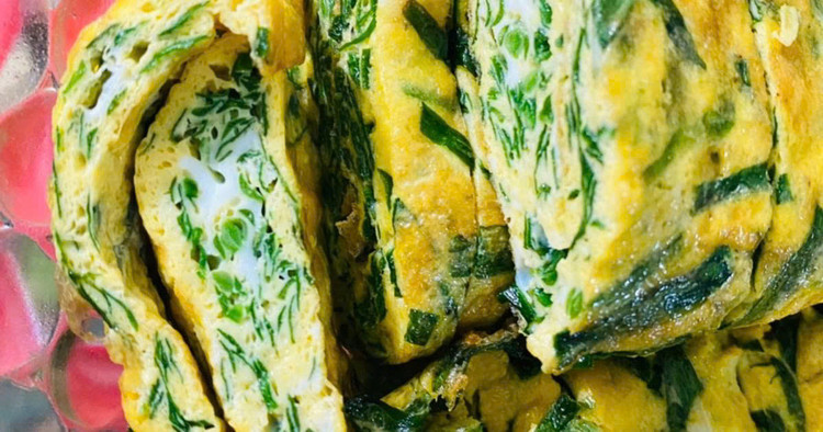 Lá hẹ là loại rau giàu vitamin và khoáng chất, đặc biệt là vitamin A và C, giúp tăng cường sức đề kháng và bảo vệ mắt. Khi kết hợp với trứng, lá hẹ không chỉ mang lại hương vị ngọt dịu mà còn giúp món ăn thêm phần bổ dưỡng. Ảnh minh họa