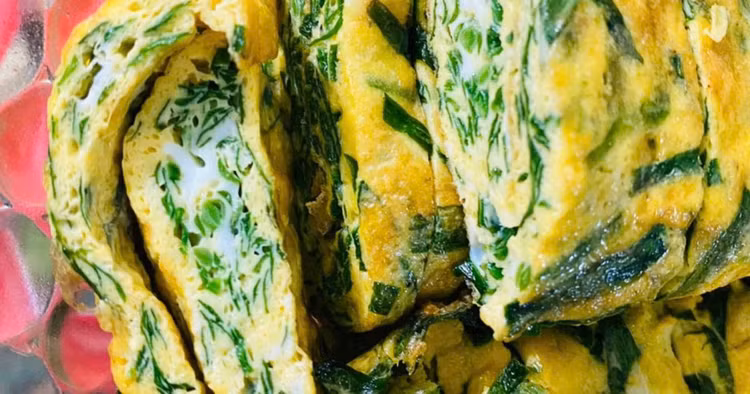 Lá hẹ là loại rau giàu vitamin và khoáng chất, đặc biệt là vitamin A và C, giúp tăng cường sức đề kháng và bảo vệ mắt. Khi kết hợp với trứng, lá hẹ không chỉ mang lại hương vị ngọt dịu mà còn giúp món ăn thêm phần bổ dưỡng. Ảnh minh họa