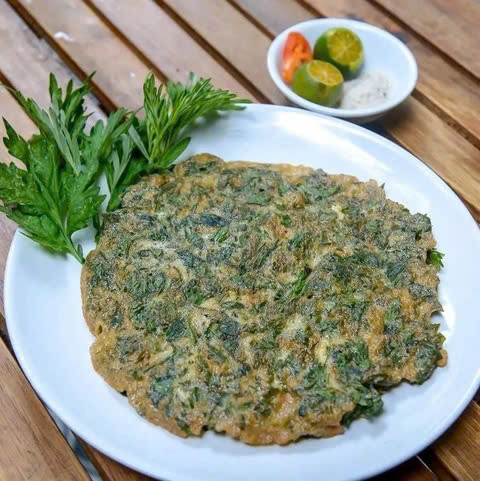 Ngải cứu là loại thảo mộc truyền thống có nhiều công dụng trong y học. Khi kết hợp với trứng, lá ngải cứu tạo ra món ăn bổ dưỡng tốt cho máu và thần kinh. Trứng rán lá ngải cứu có vị đắng nhẹ, rất hợp cho những người thích khám phá hương vị mới lạ. Ảnh minh họa