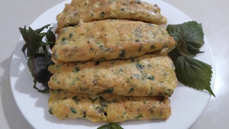 Lá tía tô thường được dùng nhiều trong các món ăn của người Việt nhờ hương vị đặc biệt. Khi kết hợp với trứng, tía tô không chỉ làm món ăn dậy mùi thơm mà còn cung cấp nhiều dưỡng chất như vitamin A, C và một số khoáng chất quan trọng. Ảnh minh họa