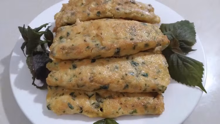 Lá tía tô thường được dùng nhiều trong các món ăn của người Việt nhờ hương vị đặc biệt. Khi kết hợp với trứng, tía tô không chỉ làm món ăn dậy mùi thơm mà còn cung cấp nhiều dưỡng chất như vitamin A, C và một số khoáng chất quan trọng. Ảnh minh họa