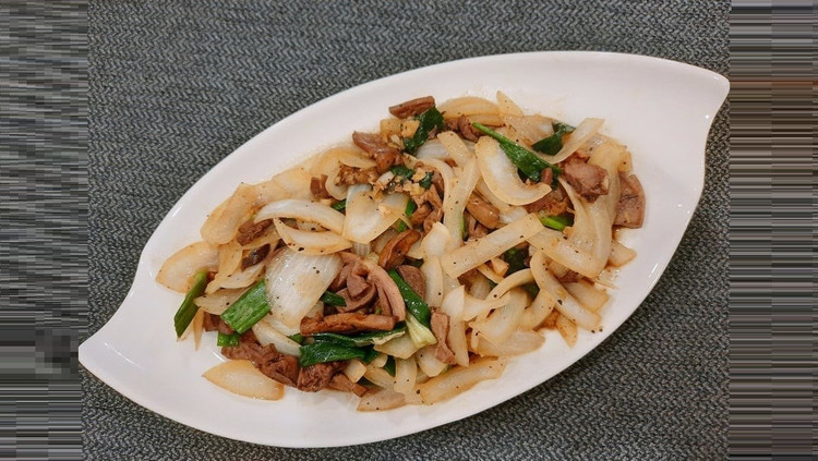 Hành tây, &quot;thần dược&quot; cho sức khỏe nam giới: Theo chuyên gia dinh dưỡng, loại thực phẩm này không chỉ được sử dụng làm gia vị trong bữa ăn hằng ngày mà nó còn được coi là &quot;thần dược&quot; cho sức khỏe nam giới. Hành tây chứa nhiều dưỡng chất có tác dụng kích thích sản sinh hormone sinh dục nam. Ngoài ra, hành tây còn cung cấp hàm lượng dưỡng chất cực lớn giúp bổ sung các dưỡng chất thiết yếu tham gia vào quá trình sinh tinh trùng. Ảnh minh họa