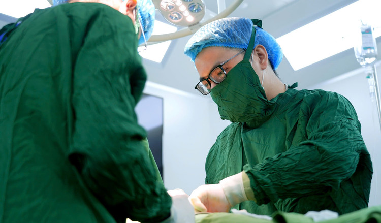 BS Cường và ekip phẫu thuật cho bệnh nhân - Ảnh SK&amp;ĐS